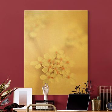 Leinwandbild Gold - Miniblüten im Rosanen Licht - Hochformat 3:4