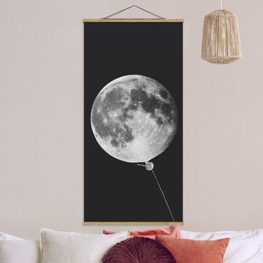 Stoffbild mit Posterleisten - Jonas Loose - Luftballon mit Mond - Hochformat 1:2