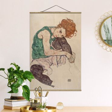 Stoffbild mit Posterleisten - Egon Schiele - Sitzende Frau mit hochgezogenem Knie - Hochformat 2:3