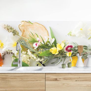 Küchenrückwand - Frische Kräuter mit Essblüten