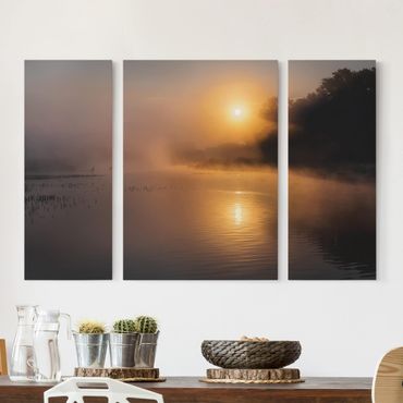 Leinwandbild 3-teilig - Sonnenaufgang am See mit Rehen im Nebel - Triptychon