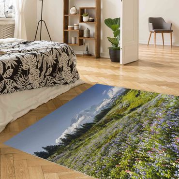 Vinyl-Teppich - Bergwiese mit roten Blumen vor Mt. Rainier