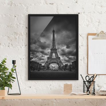 Bild mit Rahmen - Eiffelturm vor Wolken schwarz-weiß - Hochformat 4:3