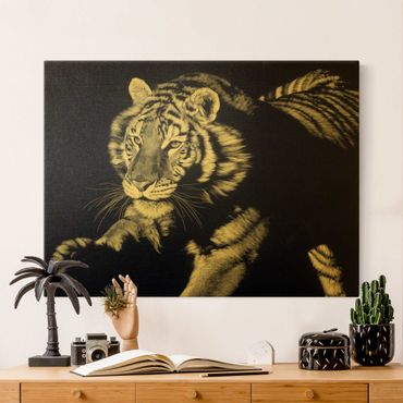 Leinwandbild Gold - Tiger im Sonnenlicht vor Schwarz - Querformat 4:3