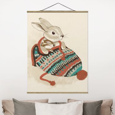Stoffbild mit Posterleisten - Laura Graves - Illustration Kuschelnder Hase in Mütze - Hochformat 3:4