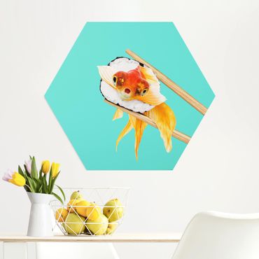 Hexagon Bild Alu-Dibond - Jonas Loose - Sushi mit Goldfisch