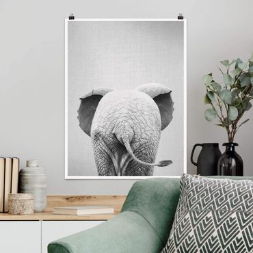 Poster - Baby Elefant von hinten Schwarz Weiß - Hochformat 3:4