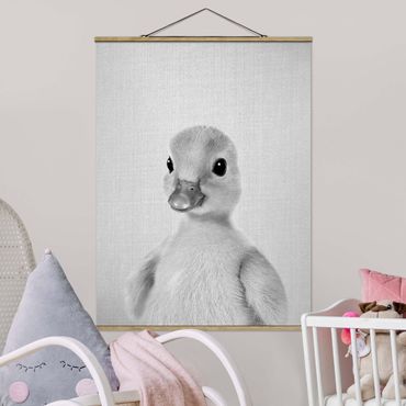 Stoffbild mit Posterleisten - Baby Ente Emma Schwarz Weiß - Hochformat 3:4