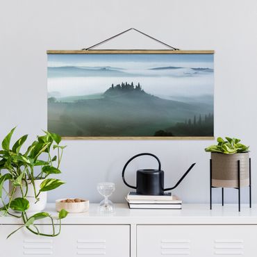 Stoffbild mit Posterleisten - Bauernhaus im Nebel - Querformat
