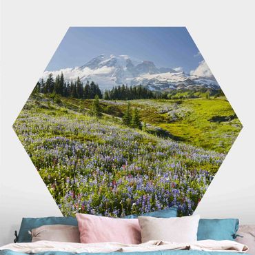 Hexagon Mustertapete selbstklebend - Bergwiese mit Blumen vor Mt. Rainier