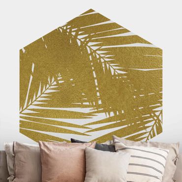 Hexagon Mustertapete selbstklebend - Blick durch goldene Palmenblätter