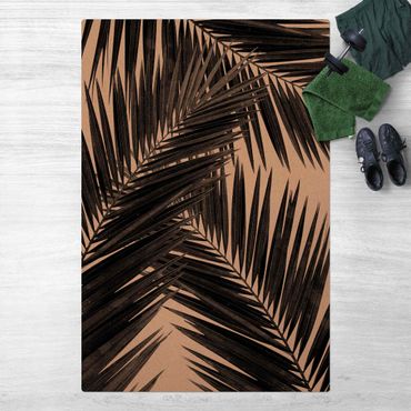 Kork-Teppich - Blick durch Palmenblätter schwarz weiß - Hochformat 2:3