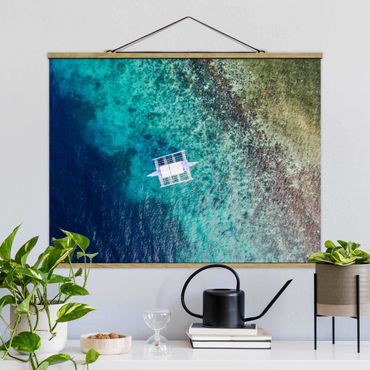 Stoffbild mit Posterleisten - Boot auf dem Meer Draufsicht - Querformat