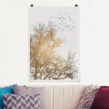 Poster - Vogelschwarm vor goldenem Baum - Hochformat 3:2