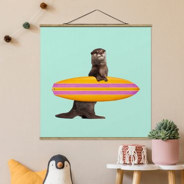 Stoffbild mit Posterleisten - Jonas Loose - Otter mit Surfbrett - Quadrat 1:1