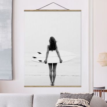 Stoffbild mit Posterleisten - Entspanntes Surfergirl mit Board - Hochformat 3:4