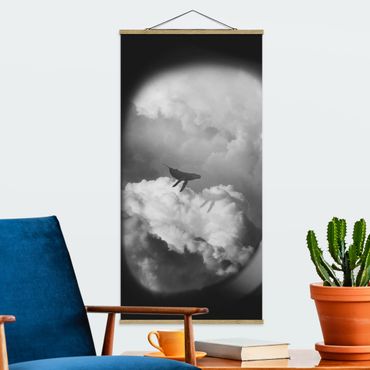 Stoffbild mit Posterleisten - Fliegender Wal in den Wolken - Hochformat