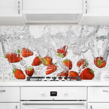 Fliesenbild - Frische Erdbeeren im Wasser