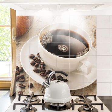 Fliesenbild - Dampfende Kaffeetasse mit Kaffeebohnen