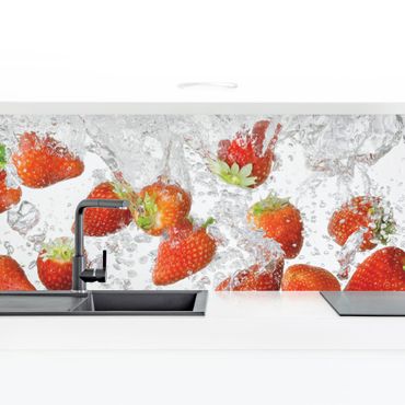 Küchenrückwand - Frische Erdbeeren im Wasser