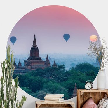 Runde Tapete selbstklebend - Heißluftballons über Tempelanlage