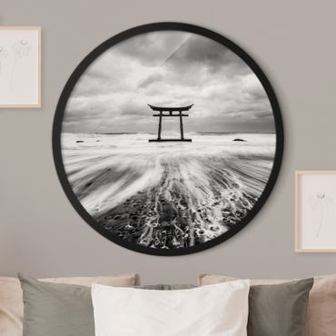 Rundes Gerahmtes Bild - Japanisches Torii im Meer