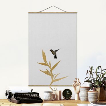 Stoffbild mit Posterleisten - Kolibri und tropische goldene Blüte II - Hochformat 2:3