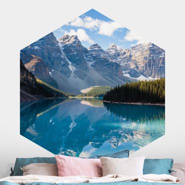 Hexagon Fototapete selbstklebend - Kristallklarer Bergsee