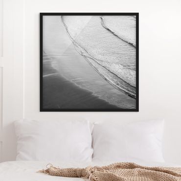 Bild mit Rahmen - Leichter Wellengang am Strand Schwarz Weiß - Quadrat