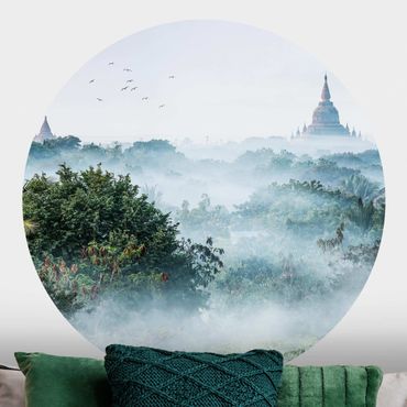 Runde Tapete selbstklebend - Morgennebel über dem Dschungel von Bagan