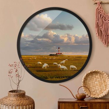 Rundes Gerahmtes Bild - Nordsee Leuchtturm mit Schafsherde