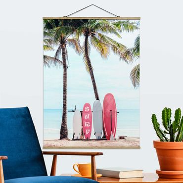 Stoffbild mit Posterleisten - Rosa Surfboards unter Palmen - Hochformat 3:4