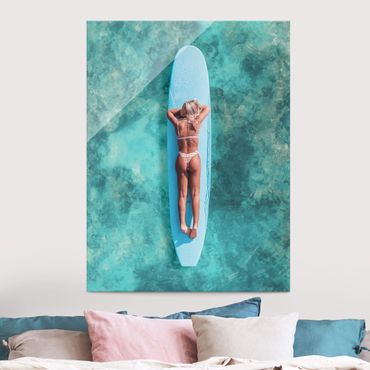 Glasbild - Surfergirl auf Blauem Board - Hochformat