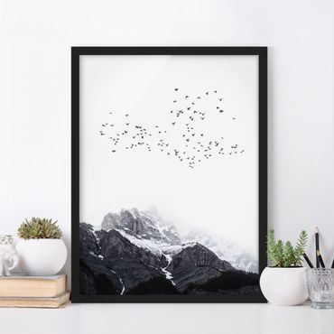 Bild mit Rahmen - Vogelschwarm vor Bergen Schwarz Weiß - Hochformat