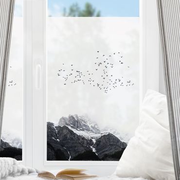 Fensterfolie - Sichtschutz - Vogelschwarm vor Bergen Schwarz Weiß - Fensterbilder