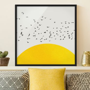 Bild mit Rahmen - Vogelschwarm vor gelber Sonne - Quadrat