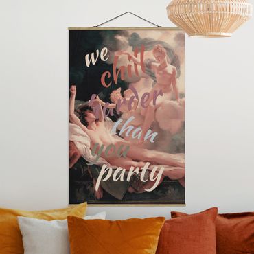 Stoffbild mit Posterleisten - We Chill Harder Than You Party - Hochformat