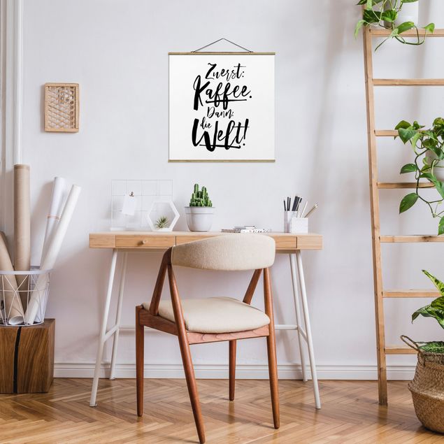 Stoffbild mit Posterleisten - Zuerst Kaffee dann die Welt - Quadrat 1:1