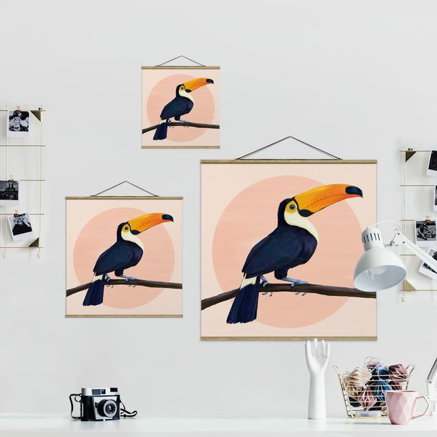 Stoffbild mit Posterleisten - Laura Graves - Illustration Vogel Tukan Malerei Pastell - Quadrat 1:1