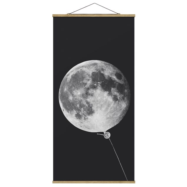 Stoffbild mit Posterleisten - Jonas Loose - Luftballon mit Mond - Hochformat 1:2