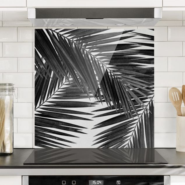 Glasrückwand Küche Blumen Blick durch Palmenblätter schwarz weiß