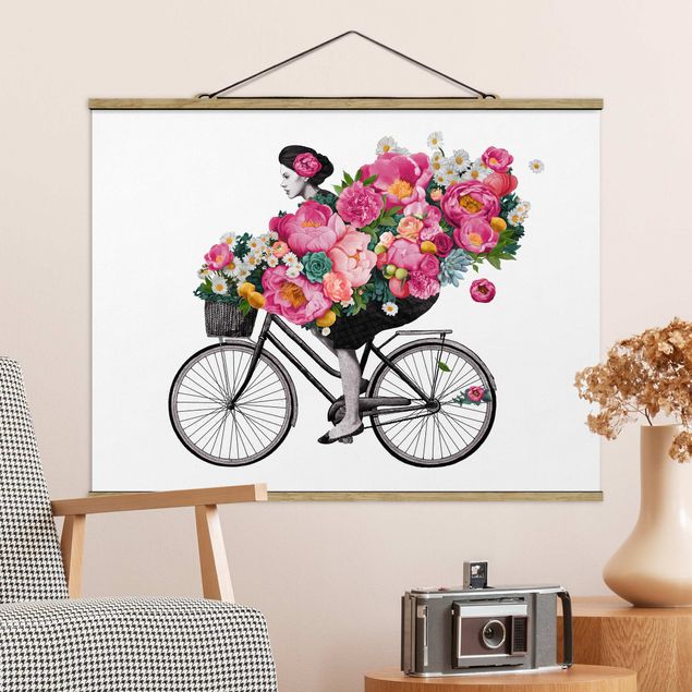 Stoffbild mit Posterleisten - Laura Graves - Illustration Frau auf Fahrrad Collage bunte Blumen - Querformat 4:3