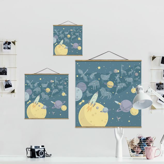 Stoffbild mit Posterleisten - Planeten mit Sternzeichen und Raketen - Quadrat 1:1