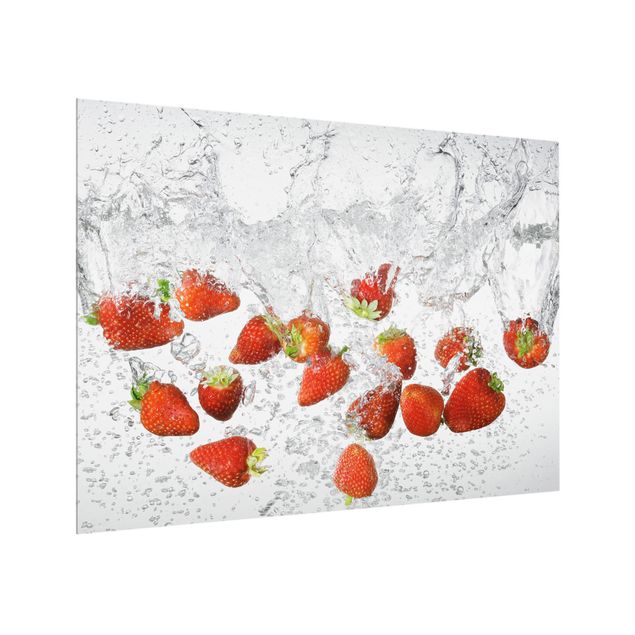 Glas Spritzschutz - Frische Erdbeeren im Wasser - Querformat - 4:3