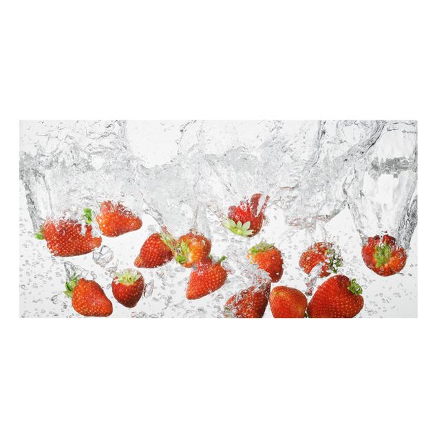 Spritzschutz Glas - Frische Erdbeeren im Wasser - Querformat - 2:1