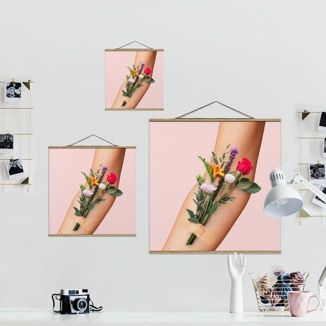 Stoffbild mit Posterleisten - Jonas Loose - Arm mit Blumen - Quadrat 1:1