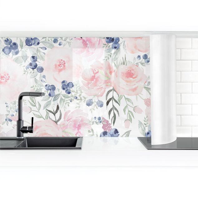 Küchenrückwand selbstklebend Rosa Rosen mit Blaubeeren vor Weiß II