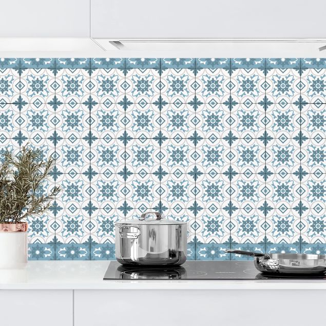Küchenrückwand - Geometrischer Fliesenmix Blume Blaugrau