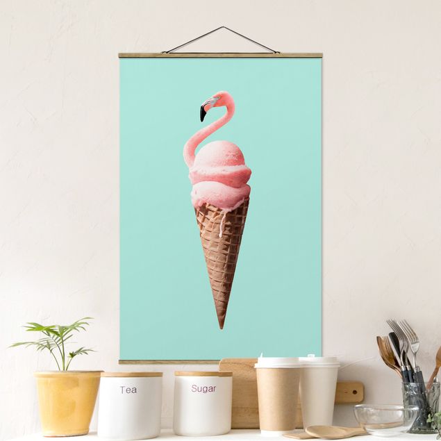 Stoffbild mit Posterleisten - Jonas Loose - Eis mit Flamingo - Hochformat 2:3
