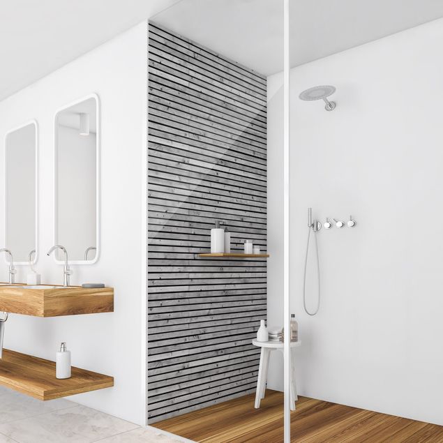 Duschrückwand - Holzwand mit schmalen Leisten schwarz weiß